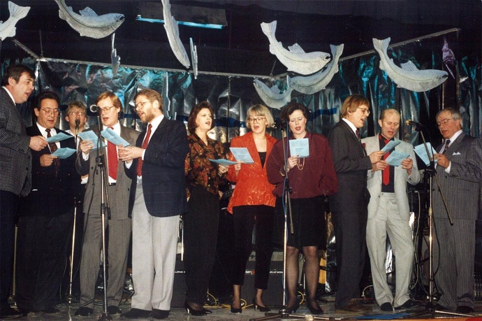 Stangaveiðikórinn í stuði á sviðinu í Bifröst á níunda áratugnum. Árshátíðir Stangveiðifélags Sauðárkróks voru geysifjörugar samkomur og nánast slegist um miðana. Á þessum árum hefðu 54 laxar sennilega þótt dræm vikuveiði í Blöndu en Stangaveiðifélag Sauðárkróks hafði um árabil Blöndu á leigu. Það er næsta víst að  Erling P hefði minnst á slæmar veiðitölur í söngtextum sínum fyrir kórinn ef sumarið hefði gefið 54 laxa allt í allt.  MYND: SIGMUNDUR GUÐMUNDS