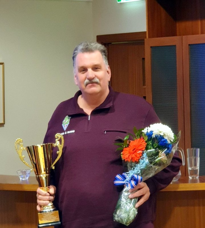 Björn Hansen tekur við starfsbikar Tindastóls. Mynd: Tindastóll.is.