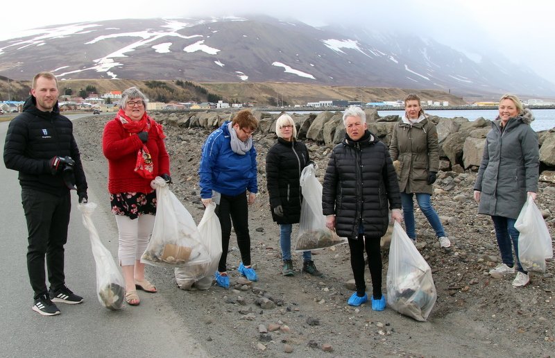 Hluti starfsfólks ráðhúss Svf. Skagafjarðar við Strandgötuna á Sauðárkróki. Sumir mundu nú ekki eftir þessu verkefni er þeir mættu til vinnu og höfðu ekki alveg klætt sig eftir tilefninu en létu það samt ekki á sig fá.
Mynd: PF.