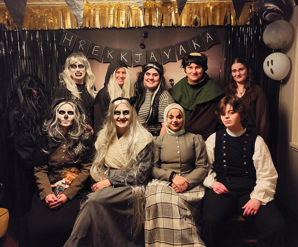 Starfsfólk Byggðasafns Skagfirðinga prúðbúið og til í að hrekkja gesti sl. föstudag.     MYNDIR BSK