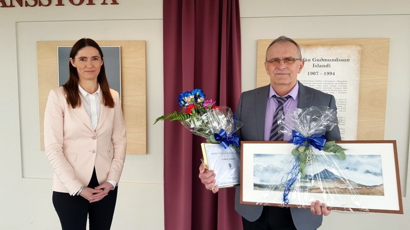 Stefán R. Gíslason var sæmdur samfélagsverðlaunum Sveitarfélagsins Skagafjarðar þann 1. maí sl. og er hér hlaðinn gjöfum sem Ingibjörg Huld Þórðardóttir, varaformanns atvinnu-, menningar- og kynningarnefndar Sveitarfélagsins Skagafjarðar færð honum. Mynd: PF.