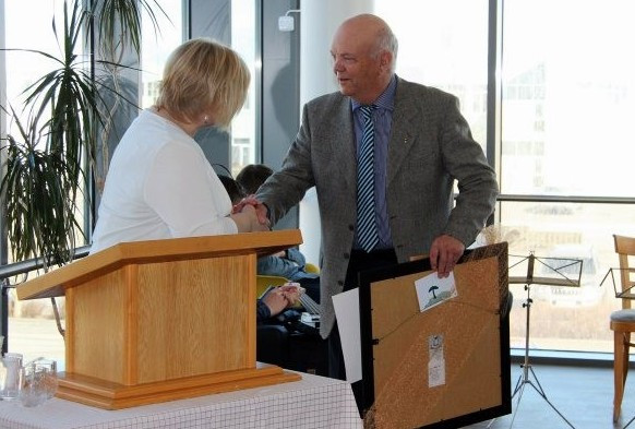 Stefán Pedersen tekur við fyrstu samfélagsverðlaunum Svf. Skagafjarðar árið 2016. Mynd: PF.