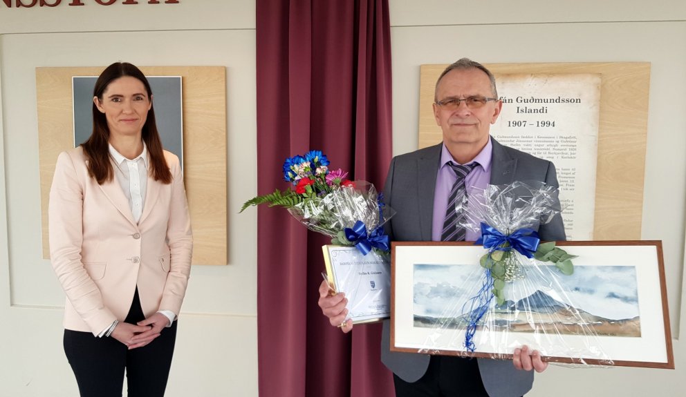 Ingibjörg Huld Þórðardóttir afhendir Stefáni R. Gíslasyni Samfélagsverðlaun Svf. Skagafjarðar. Mynd: PF.