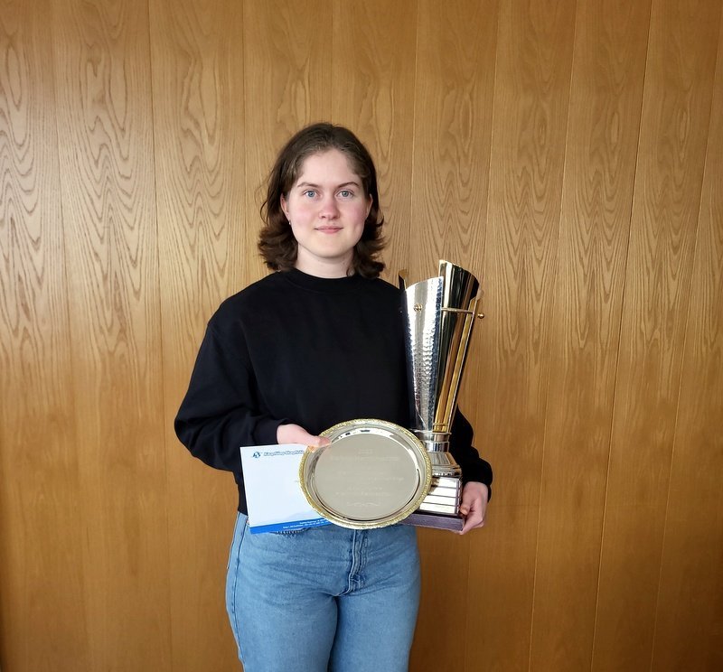 Stefanía með afreksbikar og viðurkenningarskjal. Mynd: PF.