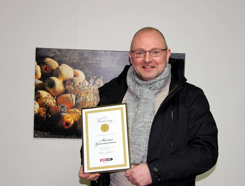 Steinar með viðurkenninguna. Mynd: PF.