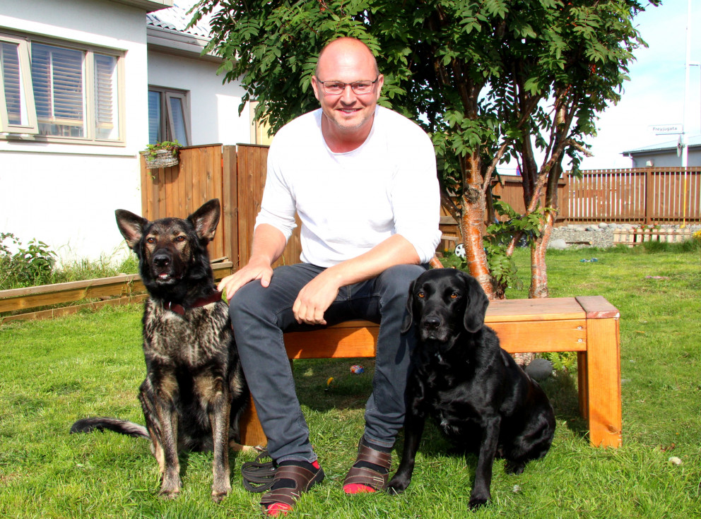 Þegar Steinar er spurður hvort hann hafi alltaf verið hundamaður svarar hann því játandi. „Ég hef alltaf verið í kringum dýr. Það voru alltaf dýr á heimilinu og fjölskyldan var í hestum. Og svo hundarnir, þeir hafa verið rauði þráðurinn í gegnum lífið,“ segir hann glaður í bragði. Mynd/BÞ