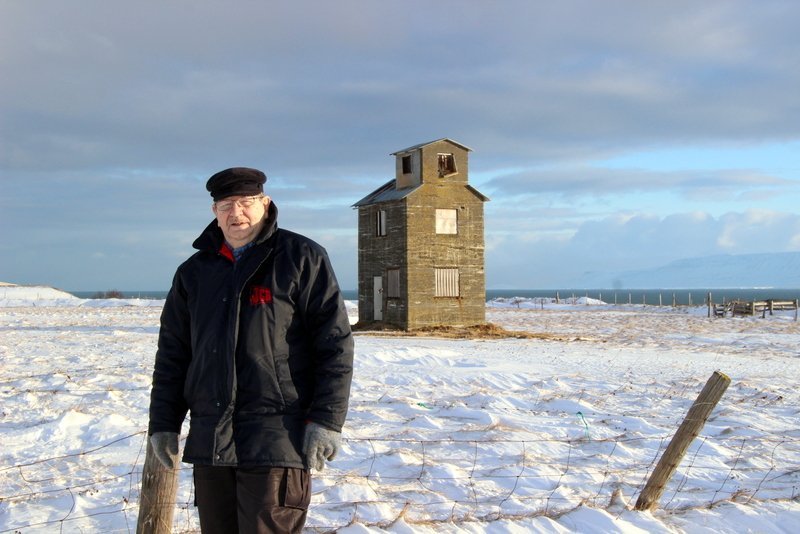 Rúmum 70 árum eftir glæpinn stóra vitjar Steinar vettvanginn við refaturninn á Nöfum. Myndir: PF.