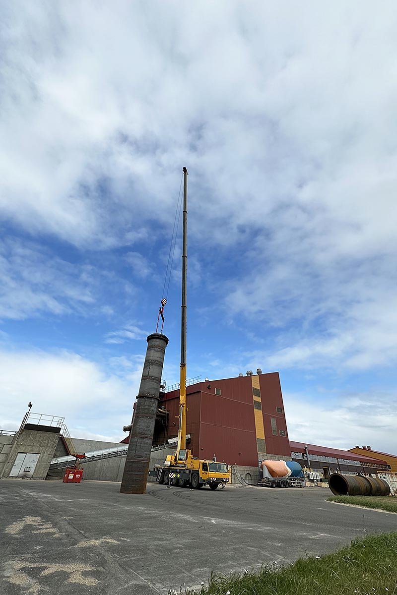 Engan smá krana þurftir til að hífa endurnýjaðan stromp á sinn stað. MYND: ÓAB
