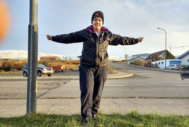 Stella Guðbjörnsdóttir lét ekki Covid reglur stoppa íþróttakennslu eldri borgara á Hvammstanga svo hún flutti æfingarnar bara út undir bert loft. Aðsendar myndir.