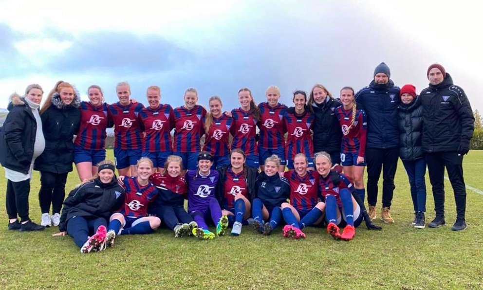 Stólastúlkur og þjálfarar fagna sæti í efstu deild. MYND: GUÐNÝ GUÐMUNDS