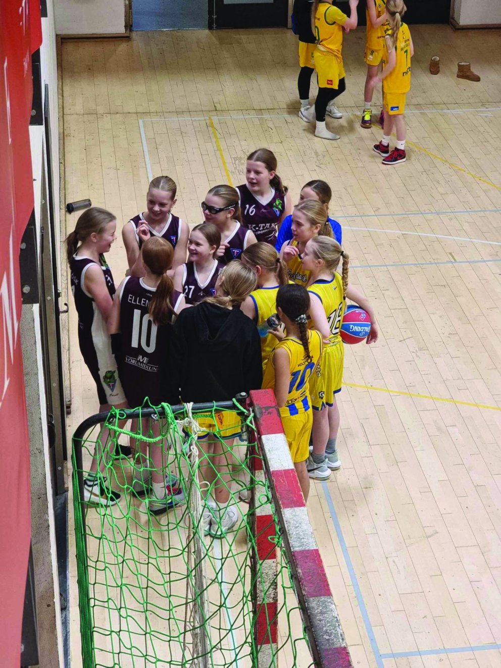 Stelpurnar í Tindastól að spjalla við stelpur úr Grindavík.
MYND: HELGI FREYR MARGEIRSSON.