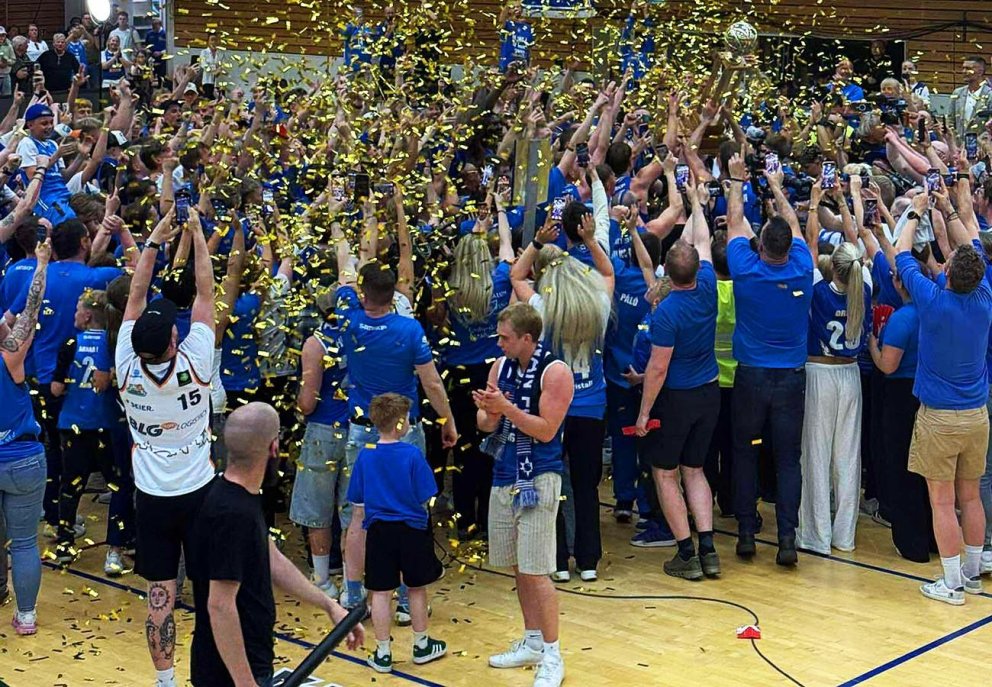 Leikmenn Stjörnunnar fagna með stuðningsmönnum í Síkinu að leik loknum. MYND: GG