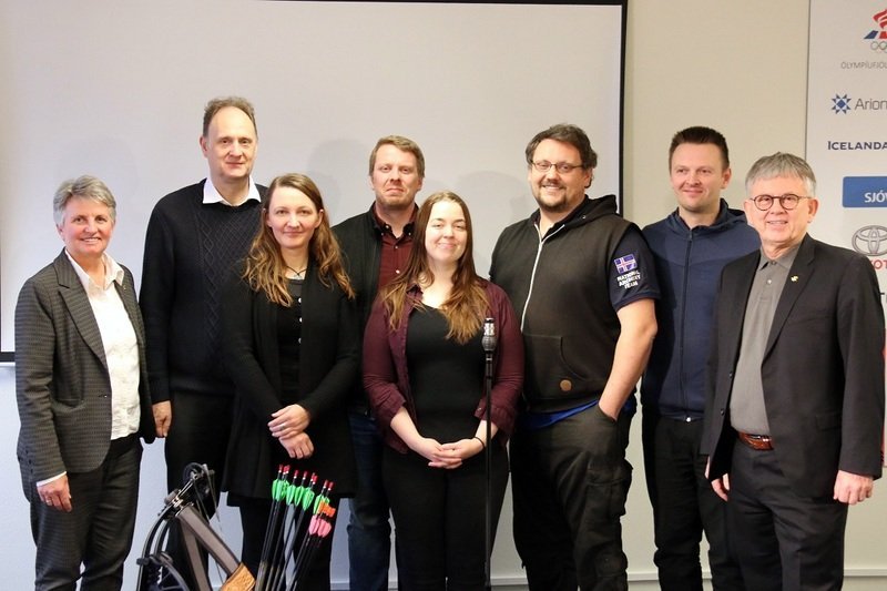 Fyrsta stjórn Bogfimisambands Íslands ásamt þingforseta og framkvæmdastjóra ÍSÍ. Frá vinstri: Líney Rut Halldórsdóttir framkvæmdastjóri, Albert Ólafsson, Astrid Daxböck, Ólafur Gíslason nýkjörinn formaður, Ásdís Lilja Hafþórsdóttir, Guðmundur Örn Guðjónsson, Alfreð Birgisson og Hafsteinn Pálsson 2. varaforseti ÍSÍ. Mynd: isi.is.