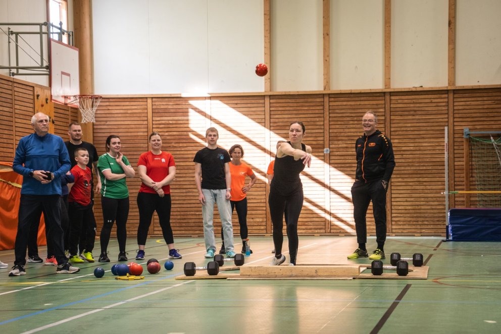 Camille Leblanc einbeitt í kúluvarpi.(Helgi Hólm lengst,t,v) Mynd: Anup Gurung.