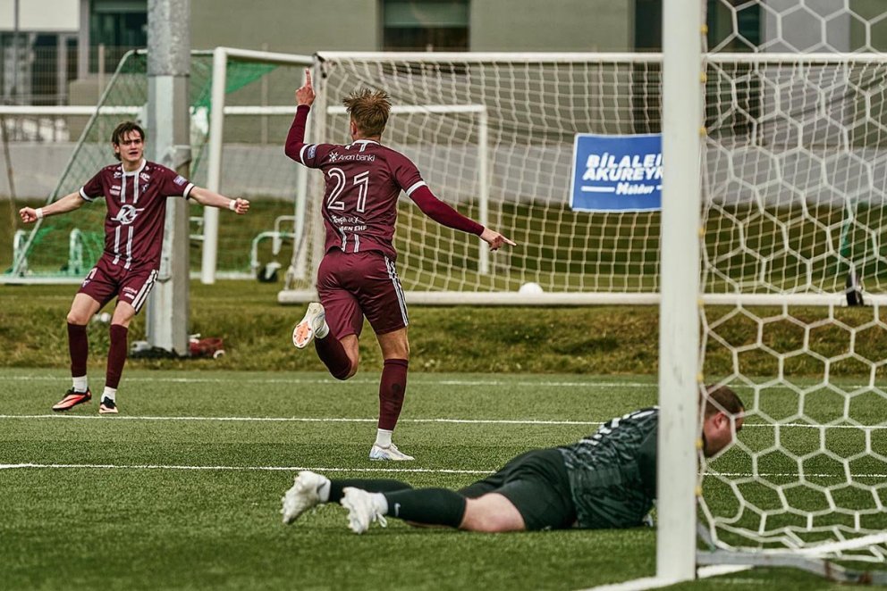 Addi Ólafs kemur Stólunum í 2-0 í upphafi síðari hálfleiks. Á myndinni neðst í fréttinni sjást Tindastólsmenn fagna. MYNDIR: SIGURÐUR INGI