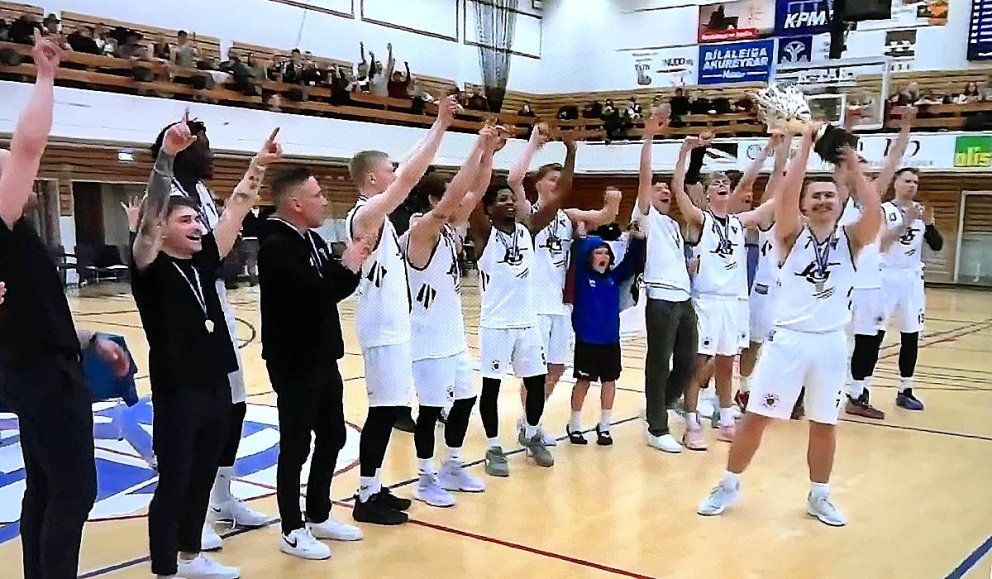 Pétur tekur við bikarnum í kvöld – til hamingju strákar! MYND: ÓAB