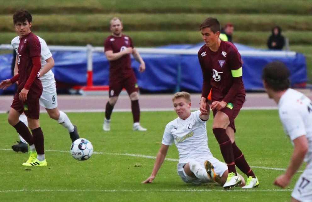 Konni sendir boltann. MYND: ÓAB