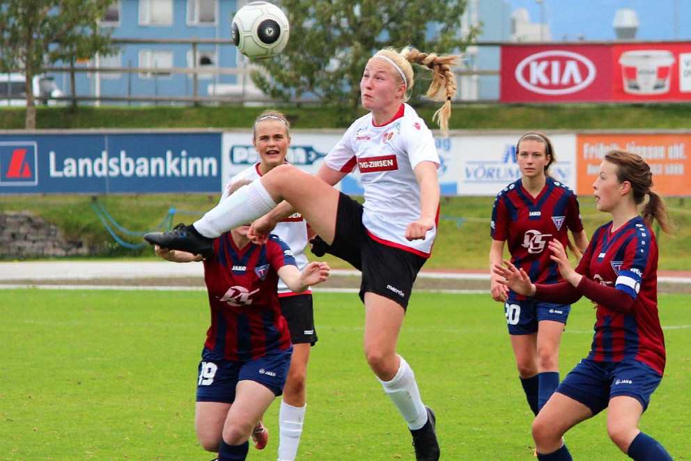Leikmaður HK/Víkings reynir að hemja boltann. MYND: SIGRÚN FOSSBERG