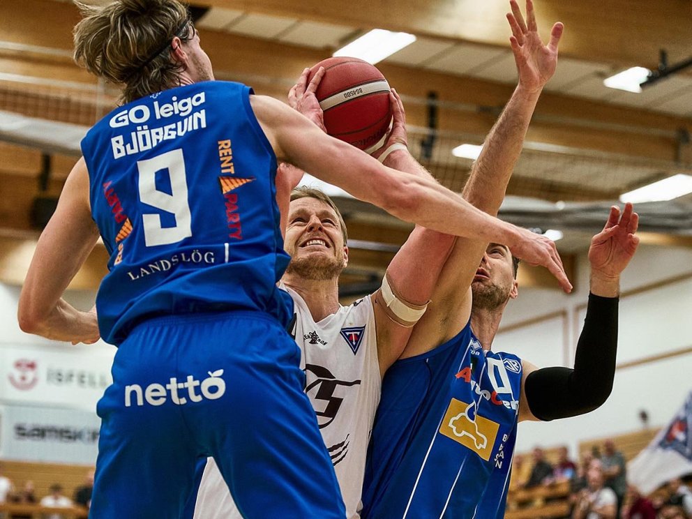 Slökkviliðsstjórinn hefur örugglega verið hæstánægður með númerið sitt í kvöld. Dolenc var með 21 stig og þar af þrjár 3ja stiga körfur. Á myndinni neðst í fréttinni má sjá Júlíus Orra fyrir framan ánægða stuðningsmenn Stólanna. Það er þessi tími ársins... MYNDIR: SIGURÐUR INGI