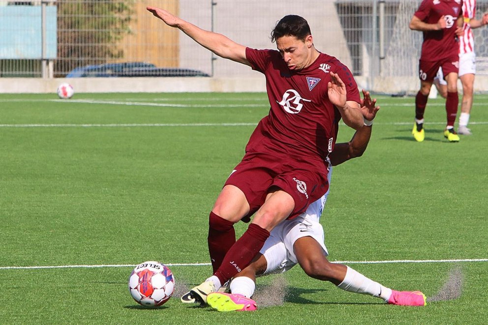 David Bercedo tæklaður. MYND: ÓAB