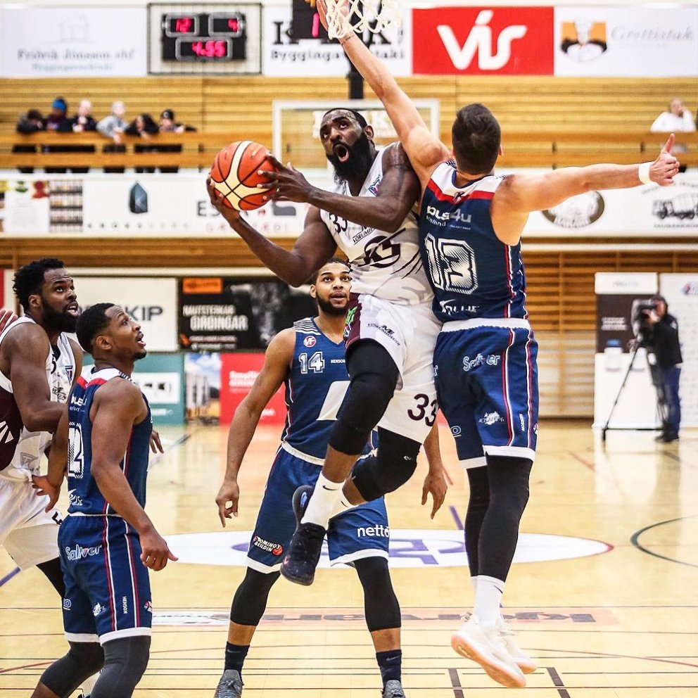 Danero Thomas sækir að körfu Keflvíkinga. MYND: HJALTI ÁRNA