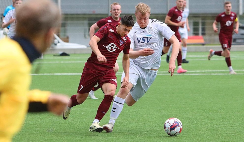 David Bercedo brýst upp hægri kantinn í gær. MYND: ÓAB
