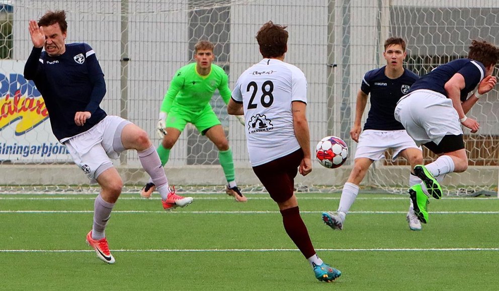 David Jimenez skýtur að marki og leikmenn KH verjast!? MYND: ÓAB