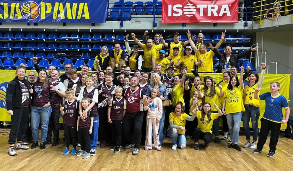 Þó Stólarnir ættu leik á Mars þá væru stuðningsmenn Tindastóls mættir rústrauðir og fallegir til að styðja sitt lið. Þessi mynd er frá því eftir leik í gær og fengin af Facebook.