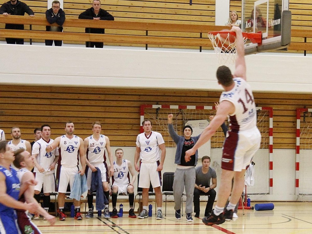 Bekkurinn hjá Stólunum staðinn á fætur og búa sig undir að fagna troðslu Helga Rafns.  MYNDIR: ÓAB