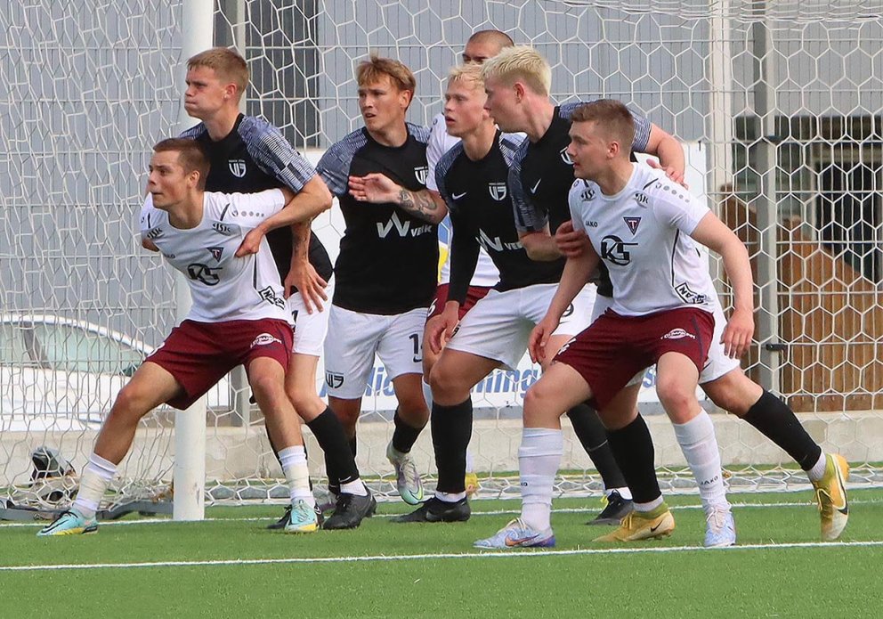 Max og Jónas Aron í strangri gæslu Vængjamanna. MYND: ÓAB