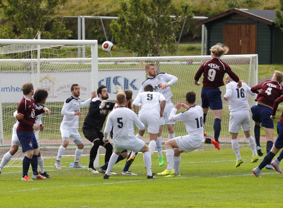 Fannar Gísla rís hæst í teignum og skallar í markið. Mynd: ÓAB