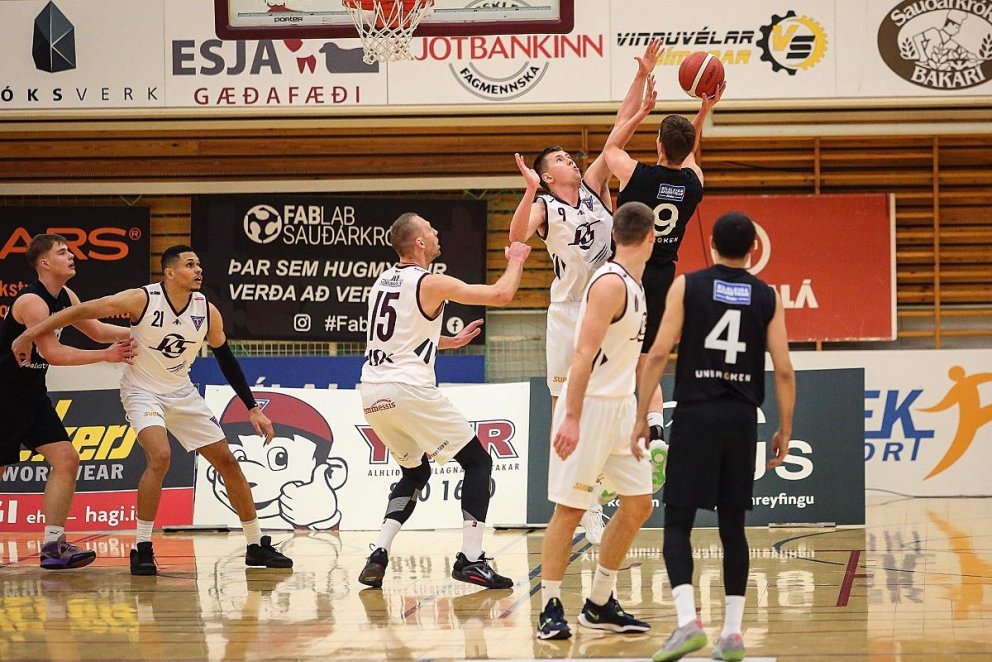 Stólar verjast í Síkinu í kvöld. MYND: HJALTI ÁRNA