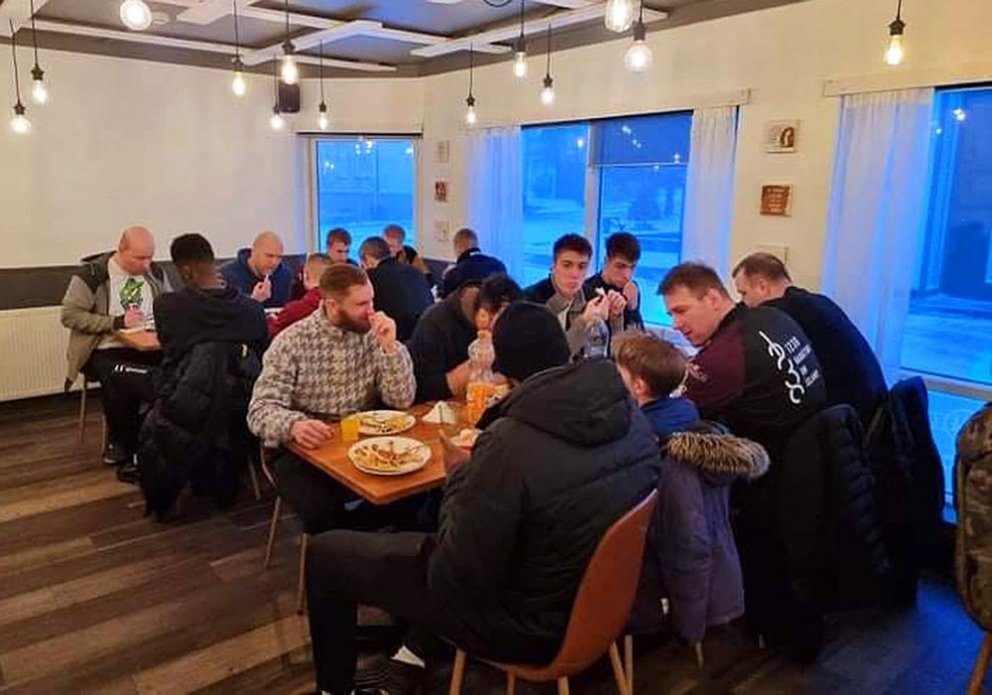 Leikmenn Tindastóls taka vel til matar síns að leik loknum í boði Árna á Hard Wok Café. MYND AF FB-SÍÐU KÖRFUKNATTLEIKSDEILDAR TINDASTÓLS