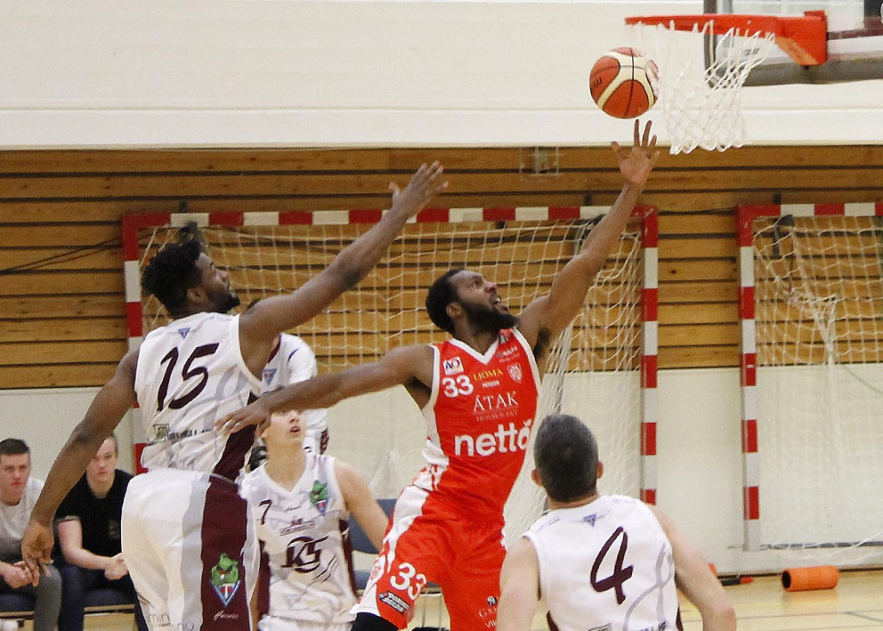 Hester horfir á eftir Oliver lauma boltanum í körfu Stólanna. MYND: ÓAB