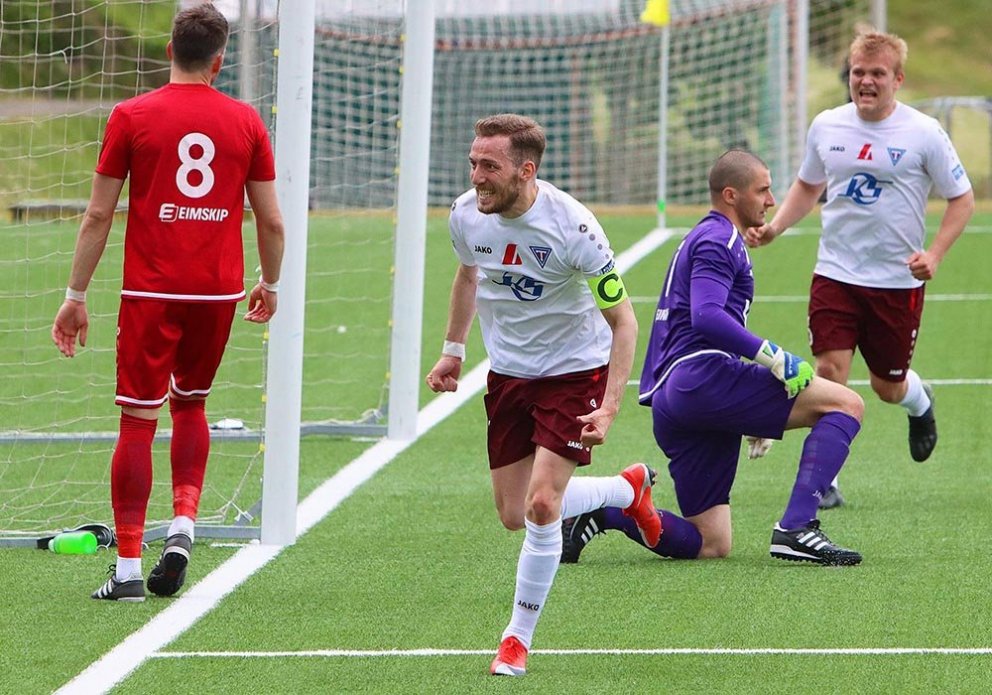 Benni eftir að hafa skorað sigurmarkið í leiknum. MYNDIR: ÓAB