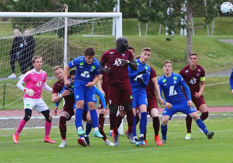 Pape skallar frá marki Stólanna eftir hornspyrnu gestanna. MYND: ÓAB