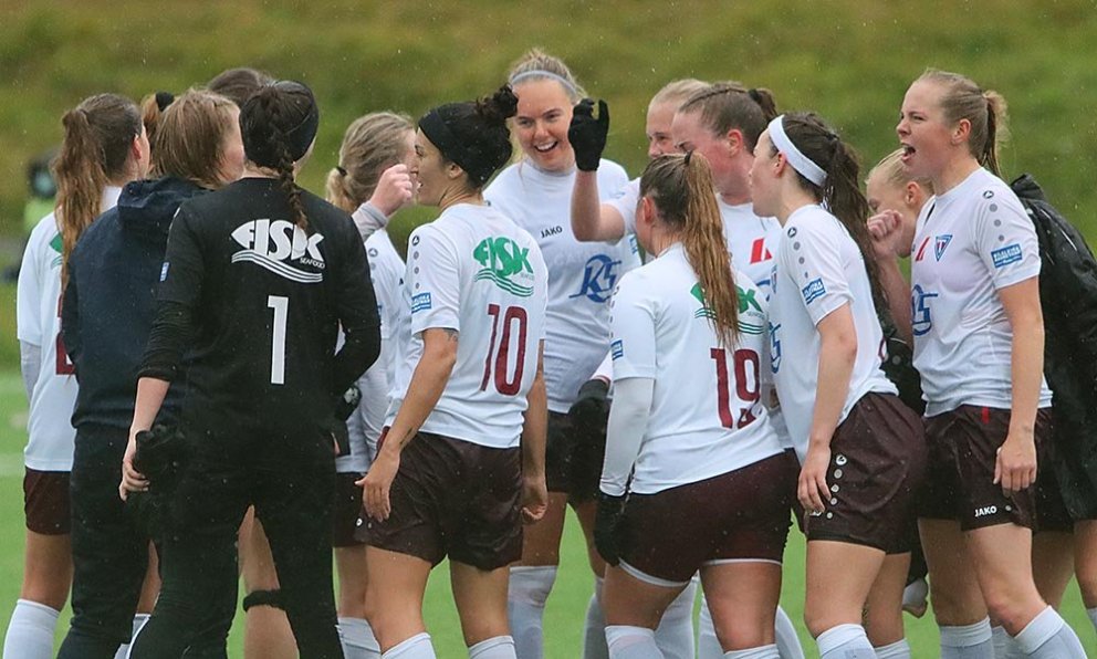 Stólastúlkur fagna góðum sigri. MYND: ÓAB