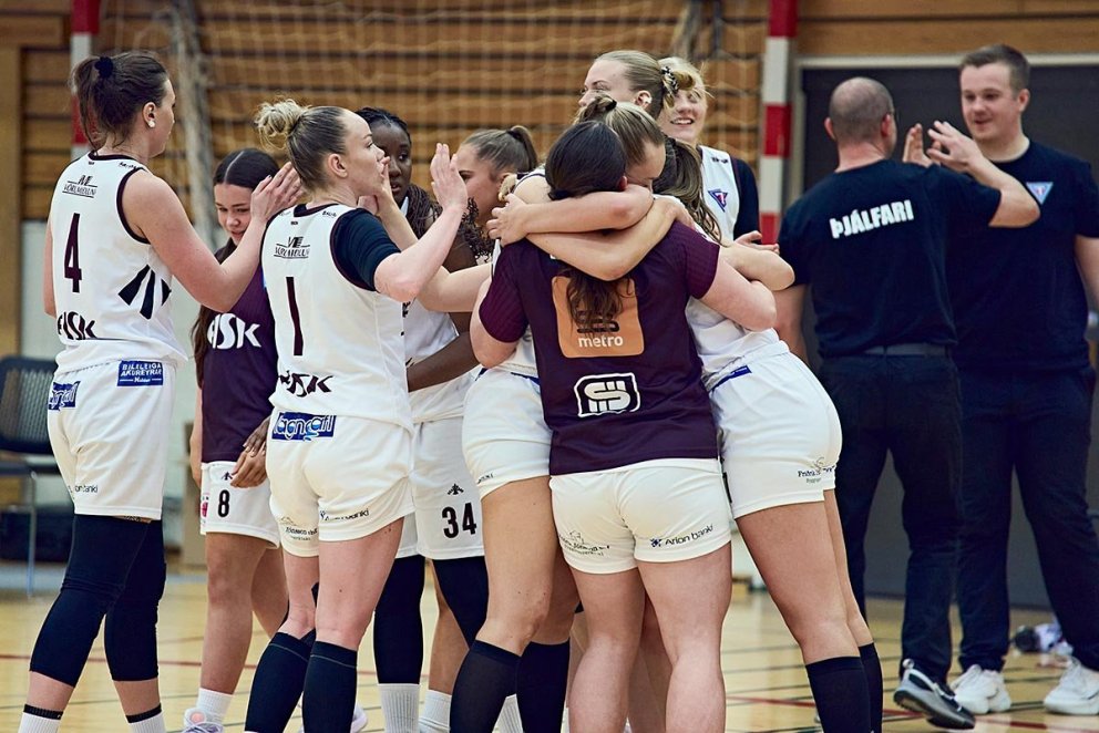 Stólastúlkur fagna sigri í gær. MYND: ©SIGURÐUR INGI