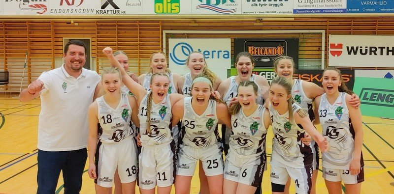 Sigurreyfar Stólastúlkur, ásamt Jan Bezica þjálfara, að leik loknum sl. laugardag. Mynd af FB-síðu körfuknattleiksdeildar Tindastóls.