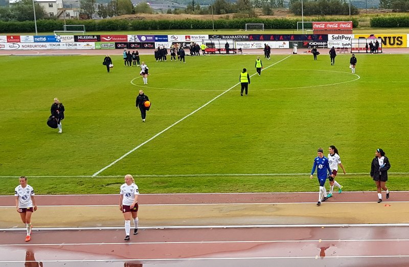 Stólastúlkur ganga svekktar af SaltPay vellinum eftir svekkjandi tap í gær á Akureyri. Mynd: PF.