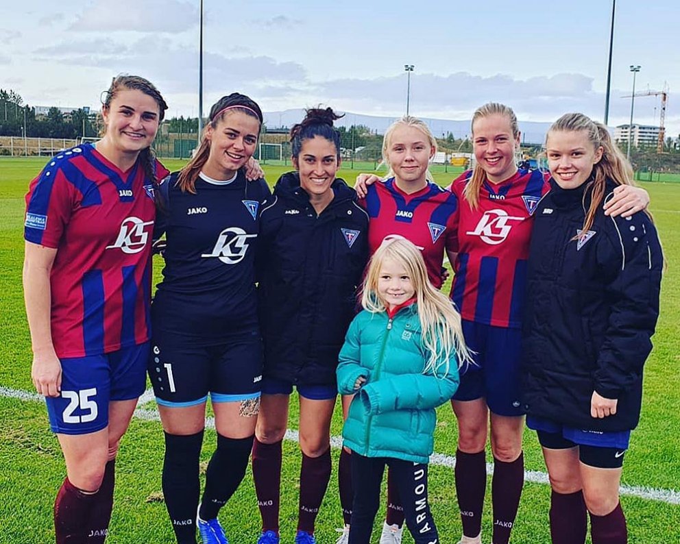 Glaðbeittar Stólastúlkur að leik loknum. Frá vinstri: Murielle, Lauren, Jackie, María Dögg, Bryndís og Vigdís Edda. Fyrir framan er Sóldís, einn helsti stuðningsmaður liðsins. MYND: INGA HULD