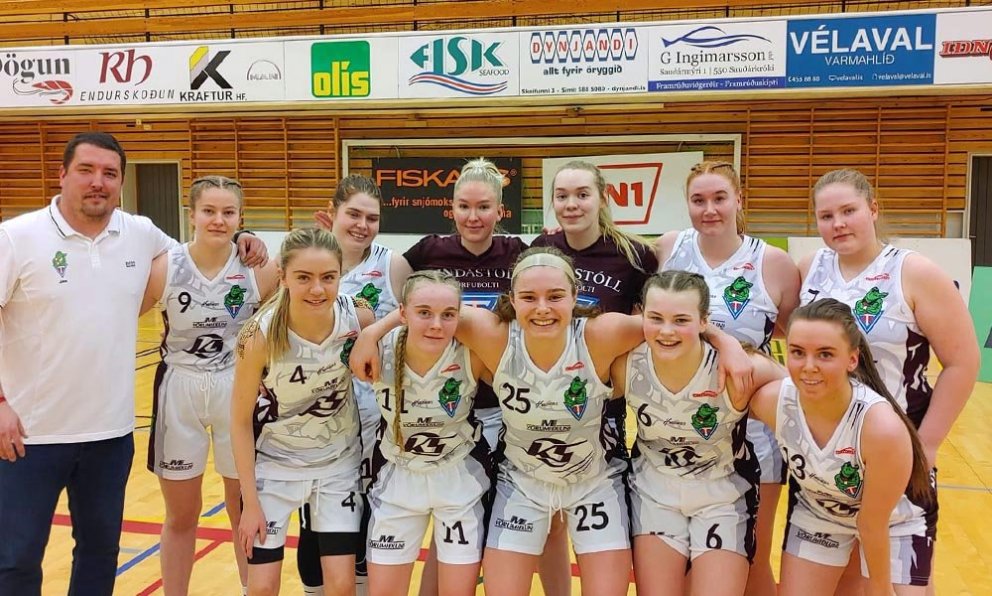 Stólastúlkur hæstánægður að loknum góðum sigri í dag. MYND AF FB KKD. TINDASTÓLS