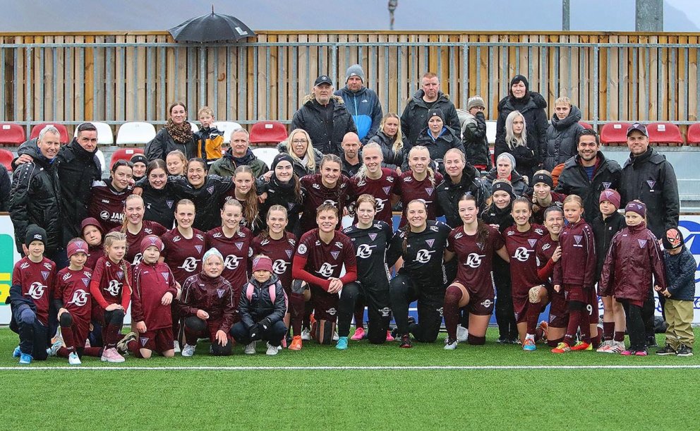 Stólastúlkur ásamt nokkrum stuðningsmönnum liðsins í leikslok. MYNDIR: ÓAB
