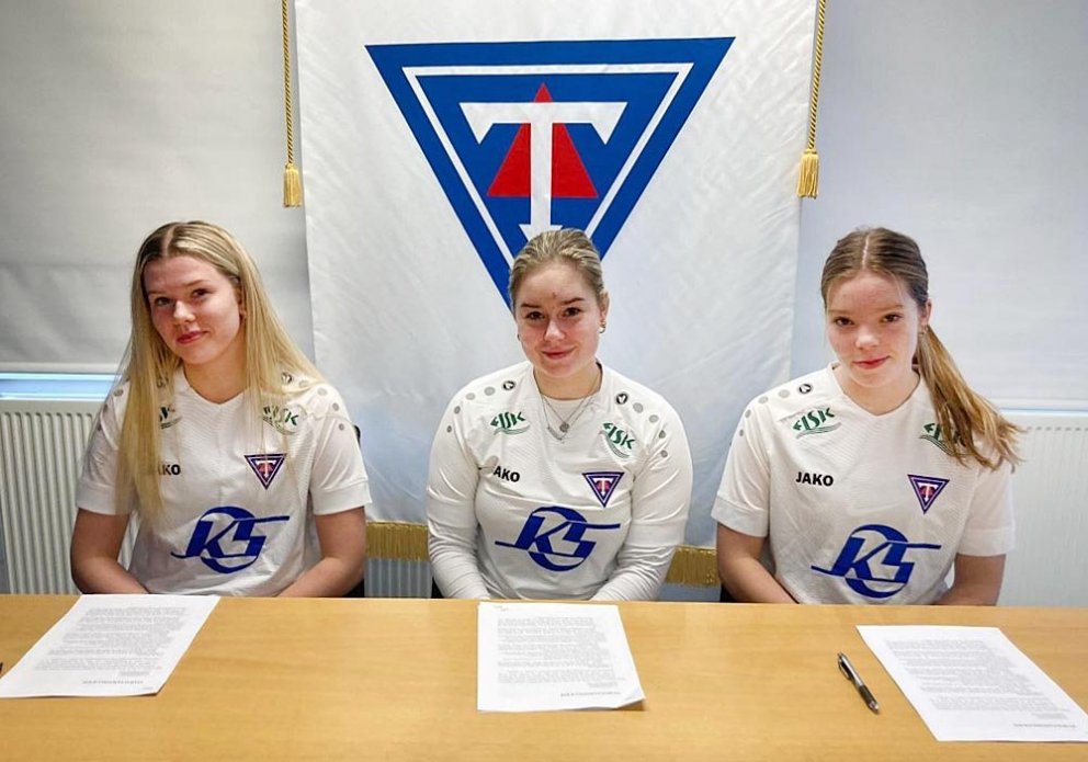 Marsilía, Birna og Magnea við undirritun samninga. MYND: TINDASTÓLL.IS