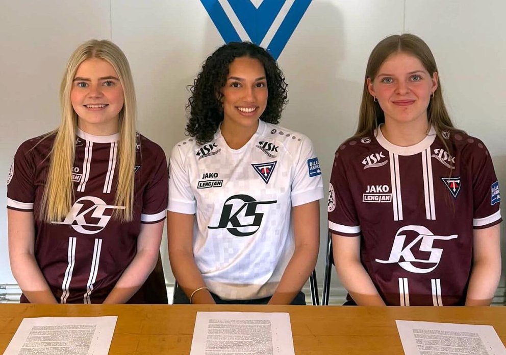 Silja Sigurósk Reimarsdóttir, Katelyn Eva John og Harpa Sif Hreiðarsdóttir skrifuðu undir samning við knattspyrnudeild Tindastóls. MYND AF FB TINDASTÓLS