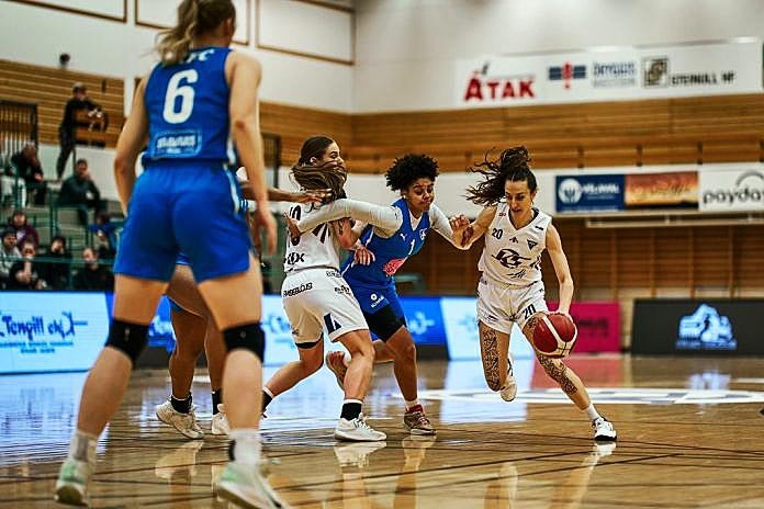 Marta Hermida með boltann í gær. MYND: SIGURÐUR INGI