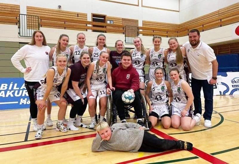 Stólastúlkur í góðum félagsskap. MYND AF SÍÐU KKD. TINDASTÓLS