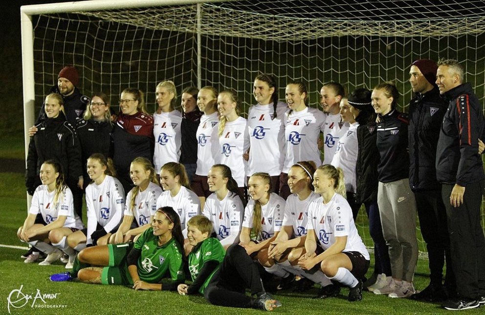 Að sjálfsögðu var stillt upp í liðsmynd að leik loknum. MYND: ÓAB