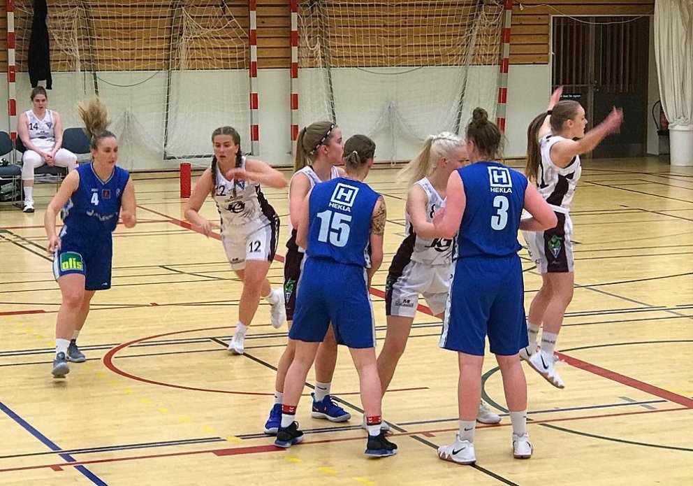 Stólastúlkur verjast innkasti ÍR-inga. MYND: ÓAB