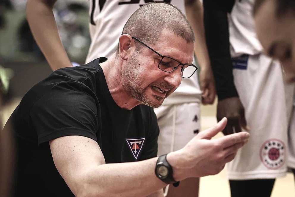 Israel Martín fer yfir málin í leikhléi fyrr í vetur. MYND: DAVÍÐ MÁR